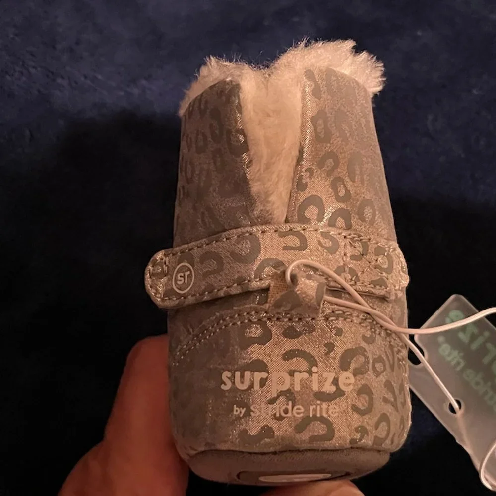 Stride Rite infant girls faux fur lined booties, silver pattern, NWT